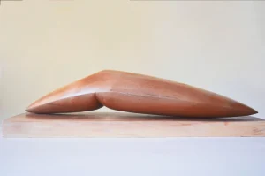 Escultura Alargada Reclinada en Madera – Valentina Jara Bravo