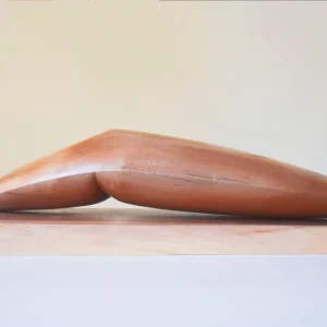 Escultura Alargada Reclinada en Madera – Valentina Jara Bravo