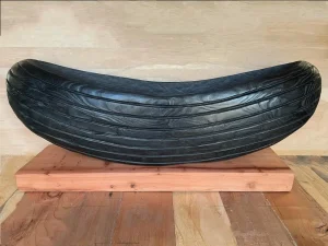 Escultura Barca Negra Estriada – Valentina Jara Bravo