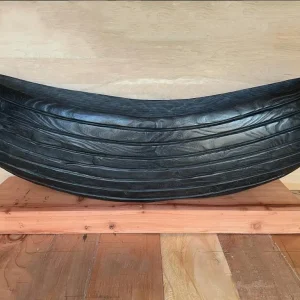 Escultura Barca Negra Estriada – Valentina Jara Bravo