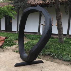 Escultura de Gran Formato Bucle Negro – Valentina Jara Bravo