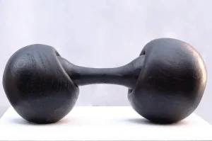 Escultura Doble Negra Unida por Eje – Valentina Jara Bravo