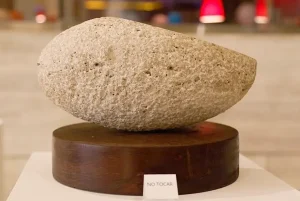Escultura en Piedra sobre Base de Madera – Valentina Jara Bravo