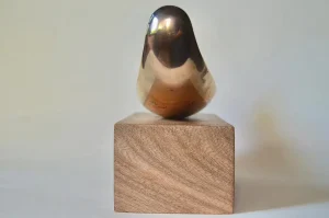 Escultura Gota en Metal Pulido – Valentina Jara Bravo