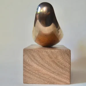 Escultura Gota en Metal Pulido – Valentina Jara Bravo