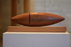 Escultura Huso con Hendidura en Madera – Valentina Jara Bravo