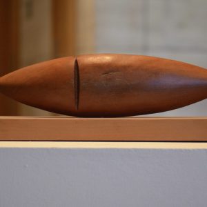 Escultura Huso con Hendidura en Madera – Valentina Jara Bravo