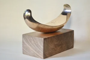 Escultura Media Luna en Metal Pulido – Valentina Jara Bravo