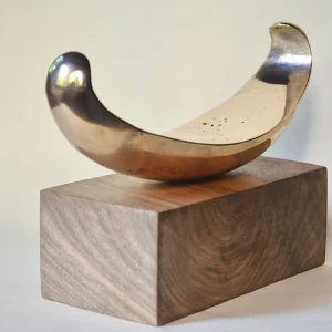 Escultura Media Luna en Metal Pulido – Valentina Jara Bravo