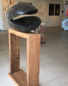 Escultura Orgánica Negra sobre Pedestal – Valentina Jara Bravo