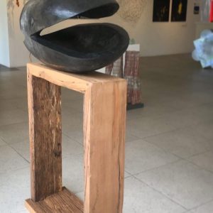 Escultura Orgánica Negra sobre Pedestal – Valentina Jara Bravo