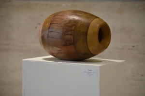 Escultura Ovoide de Madera con Perforación – Valentina Jara Bravo