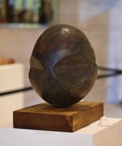 Escultura Ovoide Tallado en Madera Oscura – Valentina Jara Bravo