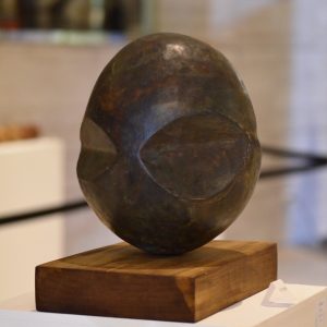 Escultura Ovoide Tallado en Madera Oscura – Valentina Jara Bravo