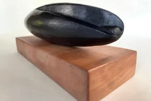 Escultura Semilla Negra con Hendidura – Valentina Jara Bravo