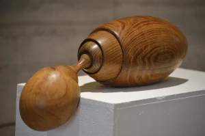 Escultura Semilla y Brote en Madera – Valentina Jara Bravo