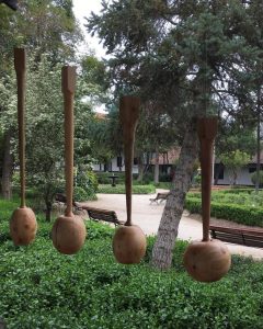 Instalación de Semillas Colgantes para Exterior – Valentina Jara Bravo