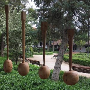 Instalación de Semillas Colgantes para Exterior – Valentina Jara Bravo