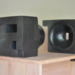 Serie Cubos Negros con Cavidad y Esfera – Valentina Jara Bravo